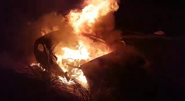Motorista morre carbonizado após colisão entre carro e caminhão em Franca (Foto: Reprodução/EPTV).