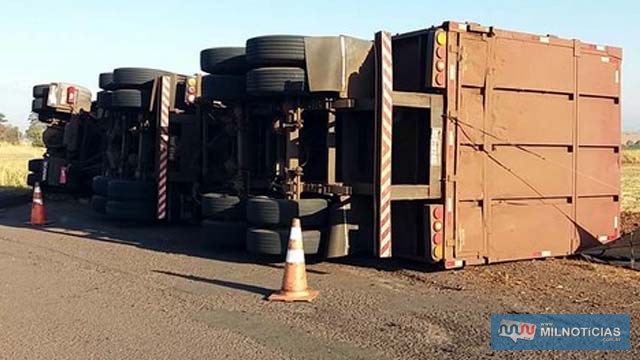 Carreta tombou lateralmente quando motorista efetuava retorno no acesso do trevo do patrimônio de Paranápolis, em Andradina. Felizmente só prejuízos materiais. Fotos: MANOEL MESSIAS/Agência