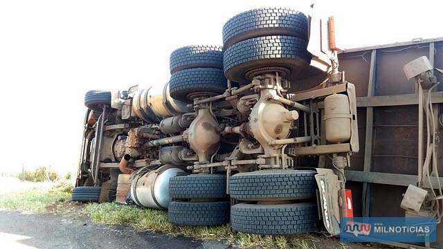 Carreta tombou lateralmente quando motorista efetuava retorno no acesso do trevo do patrimônio de Paranápolis, em Andradina. Felizmente só prejuízos materiais. Fotos: MANOEL MESSIAS/Agência