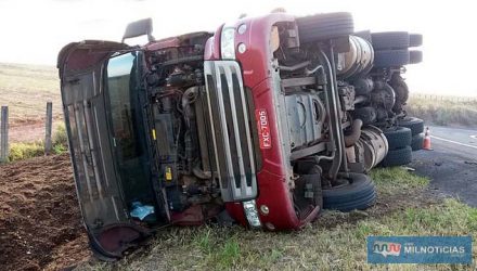 Carreta tombou lateralmente quando motorista efetuava retorno no acesso do trevo do patrimônio de Paranápolis, em Andradina. Felizmente só prejuízos materiais. Fotos: MANOEL MESSIAS/Agência