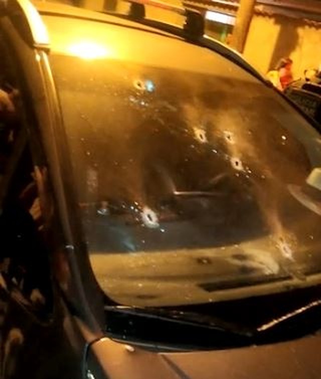 Carro do delegado foi alvejado por mais de 7 tiros (Foto: Reprodução).