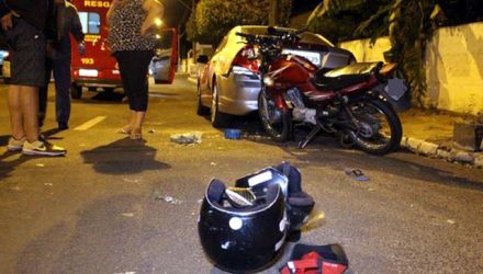 Por muita sorte, nem piloto ou passageira da moto, que está grávida, sofreram ferimentos graves. Foto: MANOEL MESSIAS/Agência