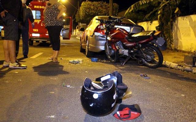 Por muita sorte, nem piloto ou passageira da moto, que está grávida, sofreram ferimentos graves. Foto: MANOEL MESSIAS/Agência
