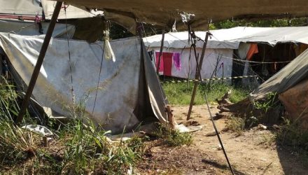 Segundo testemunhas, casal brigou em acampamento cigano e companheiro é principal suspeito do crime (Foto: Reprodução/TV Diário).