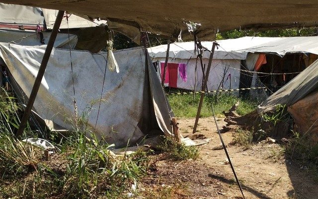 Segundo testemunhas, casal brigou em acampamento cigano e companheiro é principal suspeito do crime (Foto: Reprodução/TV Diário).
