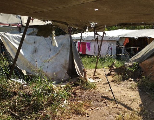 Segundo testemunhas, casal brigou em acampamento cigano e companheiro é principal suspeito do crime (Foto: Reprodução/TV Diário).
