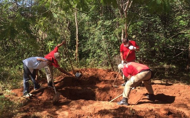 Policiais acharam dois cadáveres em sítio onde eram praticados e pocuram outros dois; vítimas são de pessoas que estavam desaparecidas na cidade de Iguatu (Foto: Arquivo/Polícia Civil).