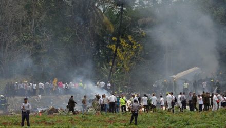 Equipes de resgate trabalham no local onde um avião com 113 pessoas a bordo caiu logo após decolagem em Havana, Cuba (Foto: Yamil Lage/AFP).