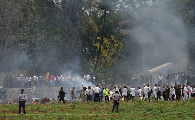 Equipes de resgate trabalham no local onde um avião com 113 pessoas a bordo caiu logo após decolagem em Havana, Cuba (Foto: Yamil Lage/AFP).