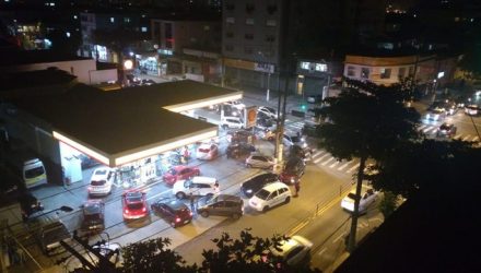 Posto no Embaré, em Santos, começou a registrar filas já na noite de quarta-feira (Foto: Luciana Cruz/G1 Santos).