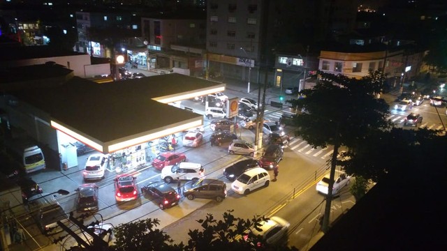 Posto no Embaré, em Santos, começou a registrar filas já na noite de quarta-feira (Foto: Luciana Cruz/G1 Santos).