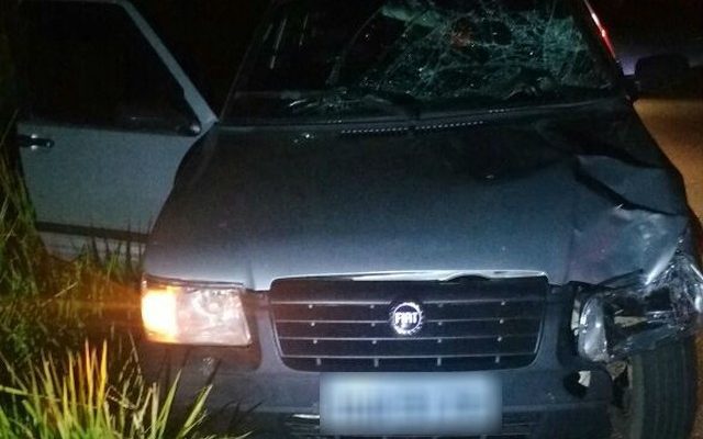 Carro que atropelou homem de 56 anos no acostamento ficou com as marcas da batida na lataria e no para-brisa (Foto: João Trentini).