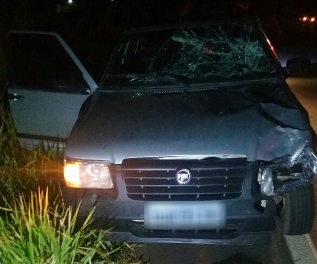 Carro que atropelou homem de 56 anos no acostamento ficou com as marcas da batida na lataria e no para-brisa (Foto: João Trentini).