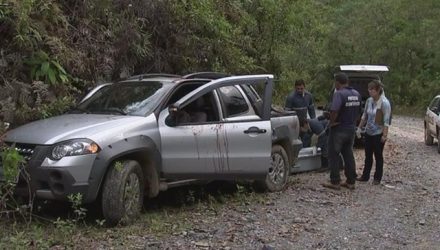 Carro da família foi encontrado com manchas de sangue por fora e dentro (Foto: Reprodução/ TV TEM).