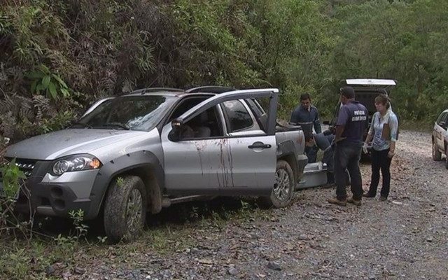 Carro da família foi encontrado com manchas de sangue por fora e dentro (Foto: Reprodução/ TV TEM).