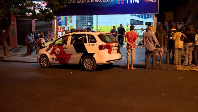 Vítima correu e caiu em frente a um mercado (Foto: Reprodução/TV Fronteira).