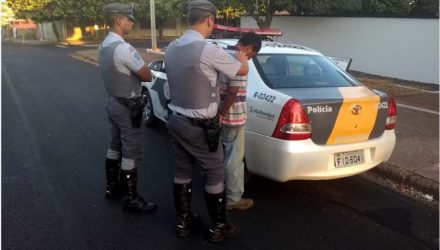 Momento em que policiais rodoviários efetuam a prisão de Messias Gonçalves dos Santos de 35 anos, acusado de matar o irmão. Foto: DIVULGAÇÃO/PMRv