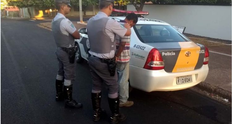 Momento em que policiais rodoviários efetuam a prisão de Messias Gonçalves dos Santos de 35 anos, acusado de matar o irmão. Foto: DIVULGAÇÃO/PMRv