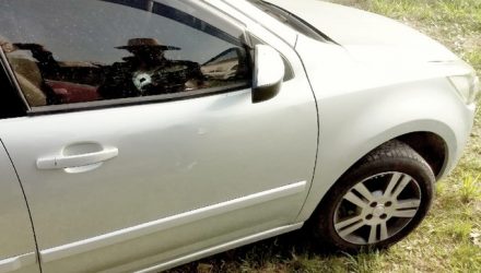 Carro de comerciante é alvo de tiros durante tentativa de roubo em Ilha Comprida, SP (Foto: G1 Santos).