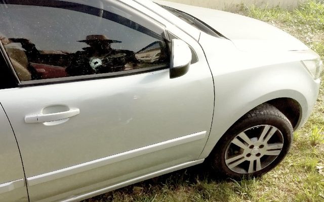 Carro de comerciante é alvo de tiros durante tentativa de roubo em Ilha Comprida, SP (Foto: G1 Santos).