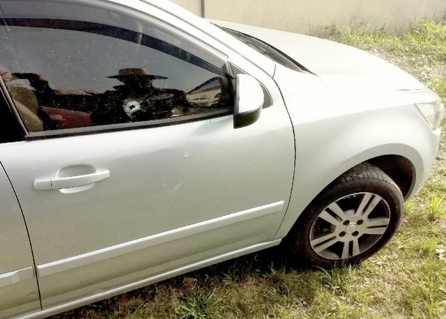 Carro de comerciante é alvo de tiros durante tentativa de roubo em Ilha Comprida, SP (Foto: G1 Santos).
