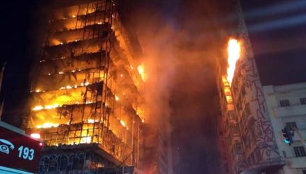 Prédio em chamas no Centro de São Paulo (Foto: Divulgação/Corpo de Bombeiros)