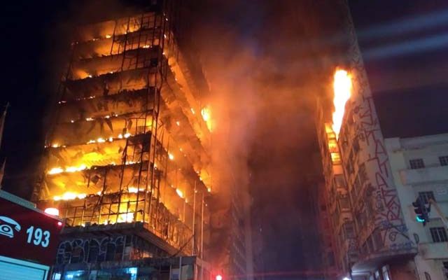 Prédio em chamas no Centro de São Paulo (Foto: Divulgação/Corpo de Bombeiros)