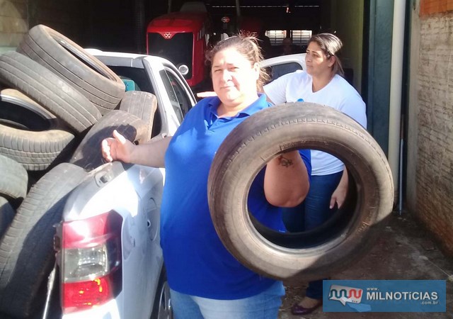 Coordenadora de vetores, Marcia Cristina Peres, durante a campanha de recolhimento de pneus usados. Foto: Assessoria de Comunicação