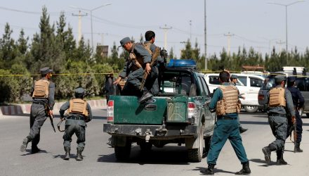 Policiais afegãos chegam ao Ministério do Interior do Afeganistão, em Cabul, nesta quarta-feira (30) (Foto: Mohammad Ismail/ Reuters).