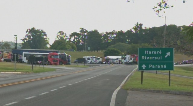 Caminhoneiro de 66 anos morreu atropelado em rodovia de Itararé (Foto: Leonardo Zamignani/TV TEM).
