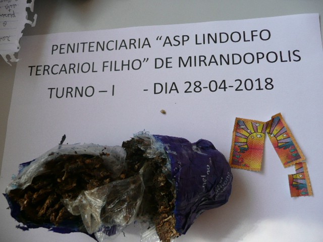 Porção de maconha e 30 micropontos de LSD foram apreendidos (Foto: Sap/Divulgação)