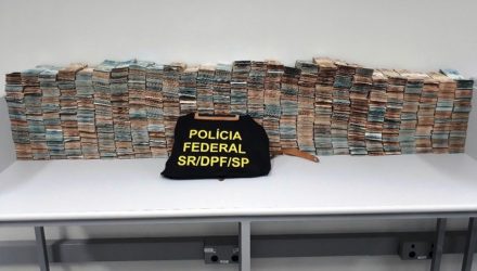 Policiais federais contabilizaram dinheiro encontrado com prefeito de Mongaguá, SP (Foto: G1 Santos)