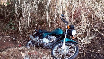 Motocicleta foi localizada abandonada, porém, intacta. Foto: DIVULGAÇÃO