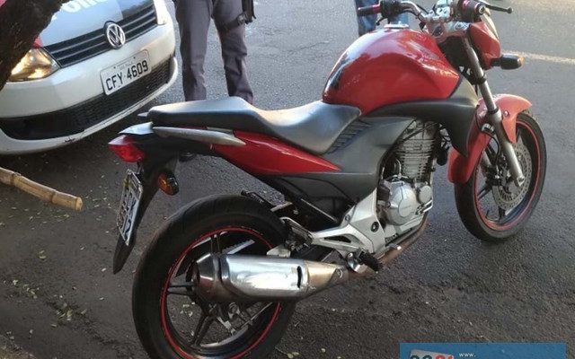 Motocicleta CB 300,na cor vermelha foi abandonada devido um pequeno defeito mecânico. Foto: DIVULGAÇÃO/PM