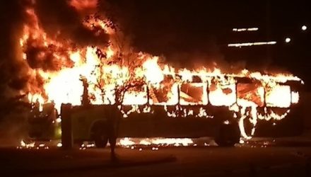 Ônibus é incendiado por vândalos na zona sul de São José dos Campos (Foto: Maria Vitória/ Vanguarda Repórter).