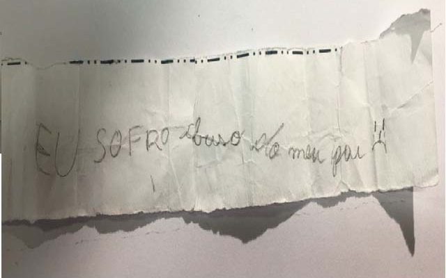 Menina de 11 anos escreveu um bilhete para relatar abusos que sofria do pai em Paulínia (SP) (Foto: Polícia Civil)