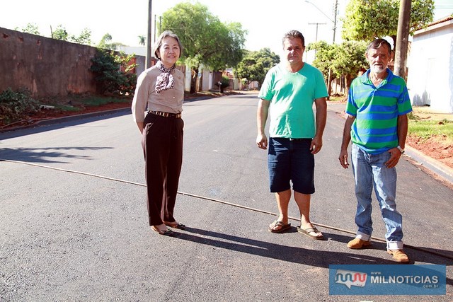 Tamiko houve moradores de ruas que recentemente receberam asfalto. Foto: Secom/Prefeitura