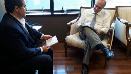 Marco Pilla (esq.), e Geraldo alckmin, durante entrega de livro de autoria de Pilla. Foto: DIVULGAÇÃO