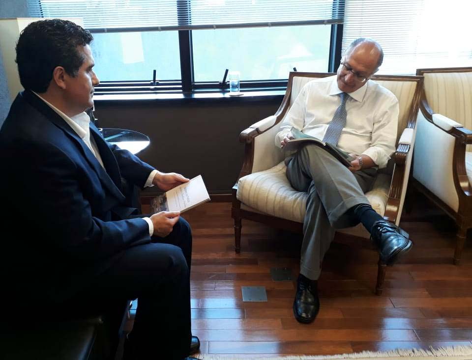 Marco Pilla (esq.), e Geraldo alckmin, durante entrega de livro de autoria de Pilla. Foto: DIVULGAÇÃO