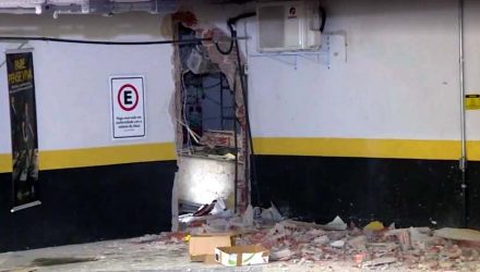 Buraco foi aberto pelos criminosos em agência da Caixa Econômica Federal de Piracicaba (Foto: Reprodução/EPTV)