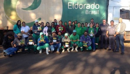 Policiais militares proferiram palestra para aproximadamente 50 colaboradores da empresa Eldorado Celulose. Fotos: DIVULGAÇÃO/PM