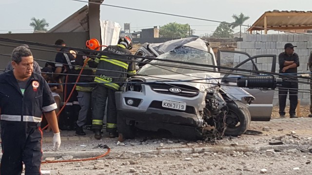Carro ficou totalmente destruído após se chocar com ponto de ônibus em Praia Grande (SP) (Foto: Reprodução/Praia Grande Mil Grau).