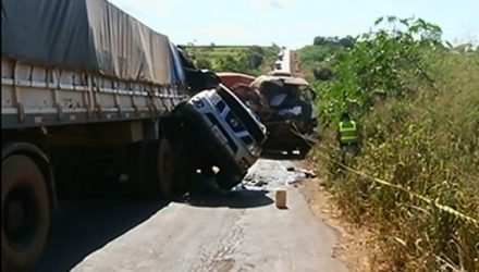 Acidente entre duas carretas e uma caminhonete que deixou motorista morto (Foto: Repordução/TV Anhanguera).