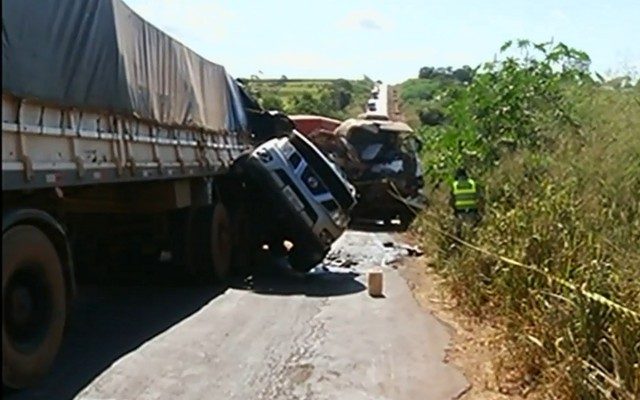 Acidente entre duas carretas e uma caminhonete que deixou motorista morto (Foto: Repordução/TV Anhanguera).