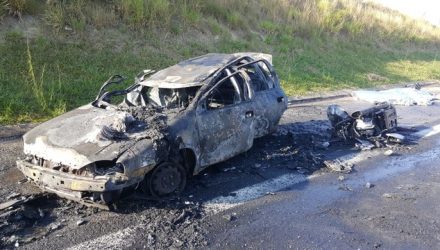 Veículo pegou fogo na manhã desta terça na Santos Dumont (Foto: Paulo Gonçalves/EPTV).