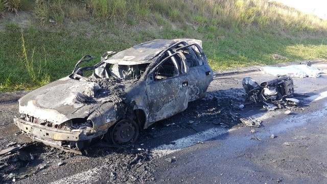 Veículo pegou fogo na manhã desta terça na Santos Dumont (Foto: Paulo Gonçalves/EPTV).