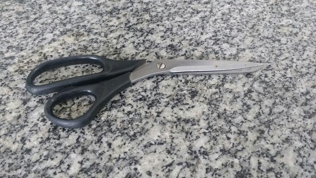 Tesoura usada pela mulher para tentar matar companheiro em Mogi das Cruzes foi apreendida pela polícia (Foto: Maiara Barbosa/G1).