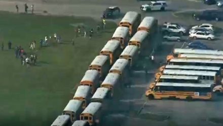 Alunos do lado de fora de escola onde houve tiroteio no Texas (Foto: NBC).
