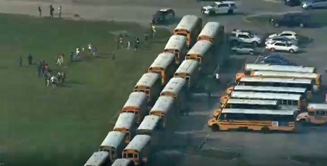 Alunos do lado de fora de escola onde houve tiroteio no Texas (Foto: NBC).