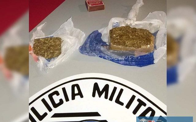 Foram apreendidos dois pequenos tabletes de maconha, que totalizaram 100 gramas. Foto:  DIVULGAÇÃO/PM